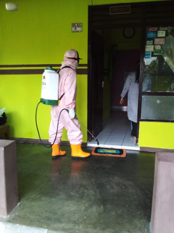 Spraying Disinfektan oleh Destana CC di Babadan Padukuhan Kentungan